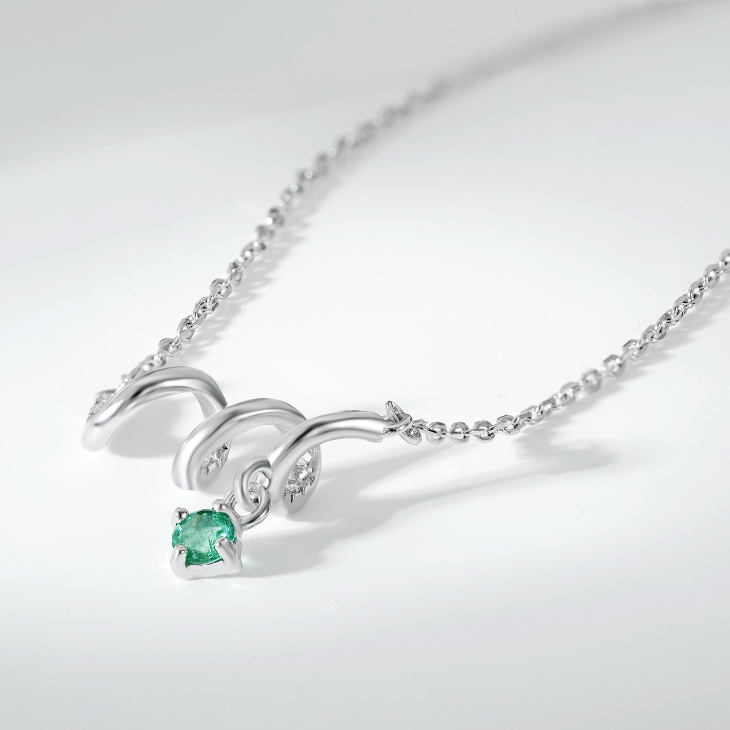 Simple S925 Silver Set Emerald Pendant Collar Chain