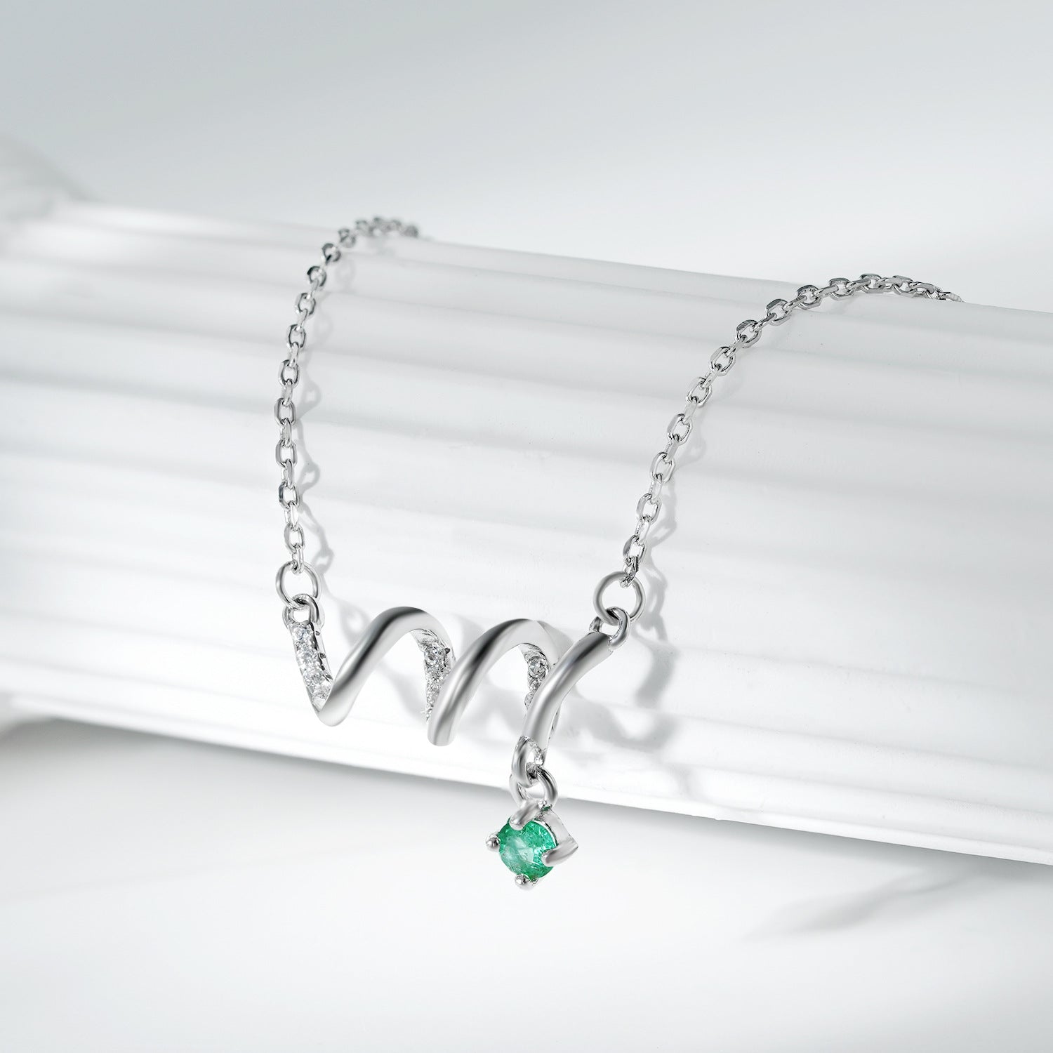 Simple S925 Silver Set Emerald Pendant Collar Chain